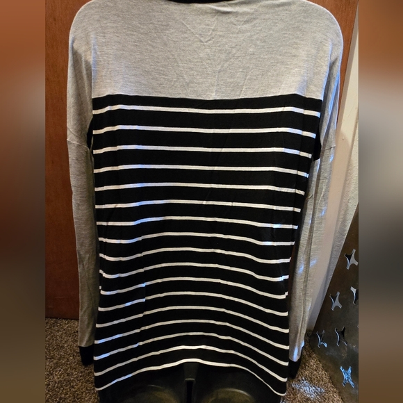 Zenana Outfitters Black & Grat Striped Long Sleeve Tee SzM NWT - Picture 6 of 7